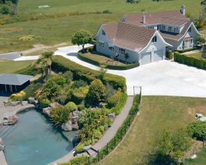Lake Taupō Estate for 18 | Pool, Spa & Big Views
