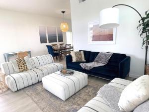 Luxe 2-BR with King suite, rooftop, steps from beach