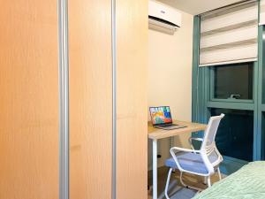 Chillhive Condo In Bgc Near Uptown Mall #ournw17a