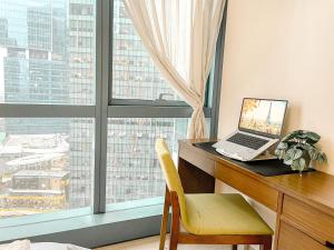 BGC 1BR Condo Steps from Grand Hyatt #ournw18l