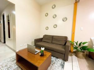 Bgc Condo At Uptown Mall, Grand Hyatt #oursw34b2