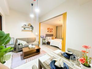 BGC Stay: Prime Condo AcrossGrand Hyatt #oursw32p