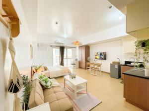 Chic BGC Condo by Grand Canal Mall #vlrtb27b