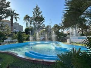 Casa con piscina, tennis e parco condominiali