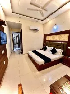 Hotel Kakkar Palace Ludhiana !! Near Railway Station, Ghanta Ghar & Chaura Bazaar ! Parking ! Lift ! Prime Location ! Couple Friendly - Nawāshahr