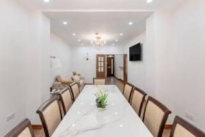 Metro Majesty 5-Bedroom Gem in South Tottenham