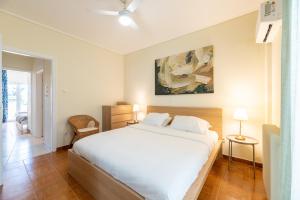 A2 3-Bedrms Ap 112sm 850m Metro Evangelismos 150m EKPA Univ Campus 100m Bus Stop to Acropolis