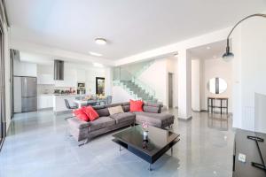 By The Beach - Aura Villa