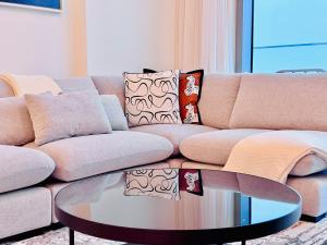 Canal Front - Luxury 2BR Stay in Al Wasl