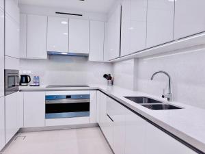 Canal Front - Luxury 2BR Stay in Al Wasl