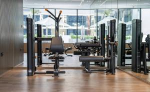 Elegant 1br Escape Jvc Pool & Balcony Access