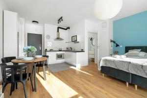 Klimatyczne i Nowoczesne Studio Very Berry w Poznaniu by Noclegi Renters