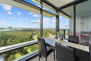 Luxury Retreat 2BR with Stunning Harbour Bridge & City Views