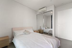 Luxury Retreat 2BR with Stunning Harbour Bridge & City Views