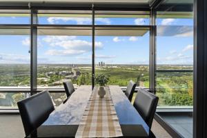 Luxury Retreat 2BR with Stunning Harbour Bridge & City Views