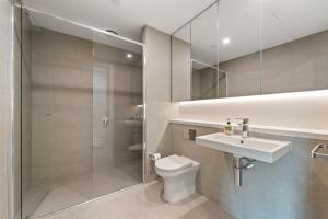 Luxury Retreat 2BR with Stunning Harbour Bridge & City Views