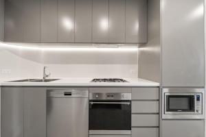 Luxury Retreat 2BR with Stunning Harbour Bridge & City Views