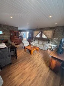 Quaint 2-Bed,2-Bathr Self-Cater - Excelsior