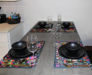 IG-Worthy Fiesta DT Retreat hotel Apt with free Parking and Pets Allowed