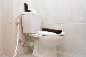 Cozy Studio with Single Bed at Evenciio Margonda Apartment By Travelio