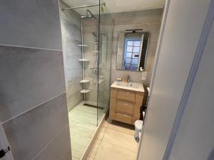 Appartements Au coeur du port de Saint-Mandrier, piscine, tennis, charme et confort : photos des chambres