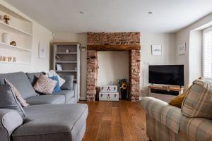 Sunny 4-bedroom cottage with South facing garden - Sunflower Cottage