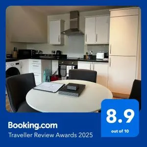 Central Townhouse with Parking - 特尔福德