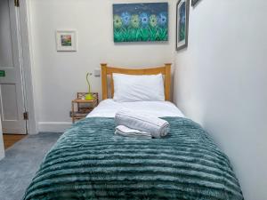 Bright Top Floor 2BR Apartment in Morningside, Easy City Centre Links, Close to University and Royal Hospital