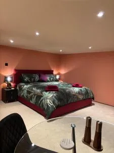 Isla's Den - Godstone