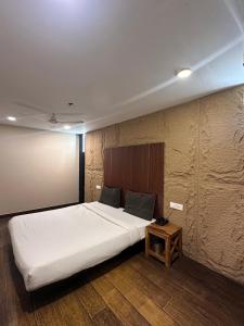 Hotel Shore I Couple Friendly I Faridabad