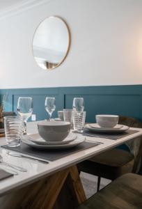 Runway Hse Luxe 5 Bed, with King sized Beds, next to Aiport & NEC, JLR 5 mins