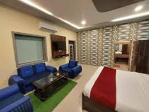 Jhalana Retret Rooms ,Farm ,Pool, Mountain view