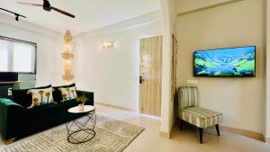 BluO Luxury Penthouse Staycation - Bathtub, Private Rooftop & Garden - Gurgaon