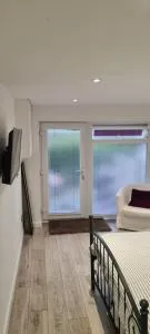 Self contained room with ensuite and kitchenette and wifi - Iford