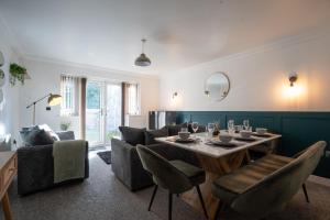 Runway Hse Luxe 5 Bed, with King sized Beds, next to Aiport & NEC, JLR 5 mins