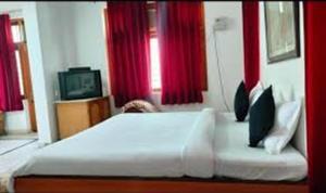 Jhalana Retret Rooms ,Farm ,Pool, Mountain view