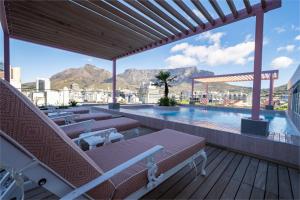 The Rose 204: Studio Apartment with Rooftop Pool