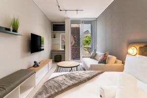 The Rose 204: Studio Apartment with Rooftop Pool