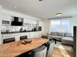 YUVA HOMES Germering - 100m2 - nahe München - 2 Bäder - Garten&Terrasse - S-Bahn - 艾恩灵