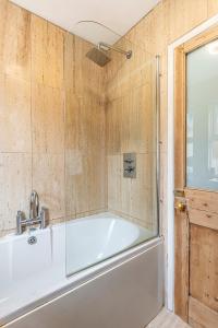 Belle Vue House- Spacious family home near town, beach, harbour - free street parking