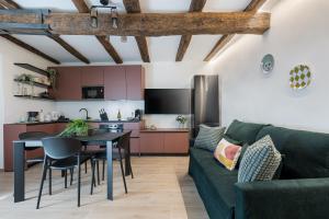 Deluxe One-Bedroom Apartment