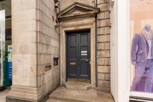 Classic Studio Apartment with Castle View room in Destiny Scotland - Princes Street Residence