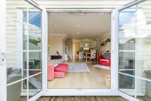 Rose Lake View, 3 Bed Luxury Cotswolds Lake House, South Cerney, Cirencester
