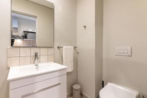 The Rose 206 - Modern Studio Apartment with Pool