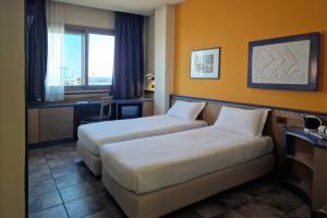 Standard Twin Room with Harbor View