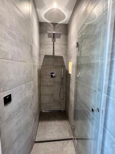 Spacious newly renovated loft with AC