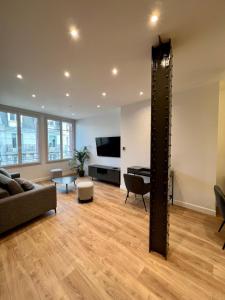 Spacious newly renovated loft with AC