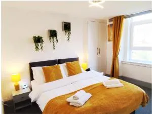 Dundee Football Stadium Apartment - 2 Bedrooms - Free Street Parking - WIFI - Large Screen TV in all bedrooms - Fully Equipped - Tealing