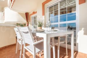 Cozy getaway with pool, close to the beach by REMS