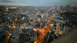 Nice Apartment with amazing view of Paris plus Parking